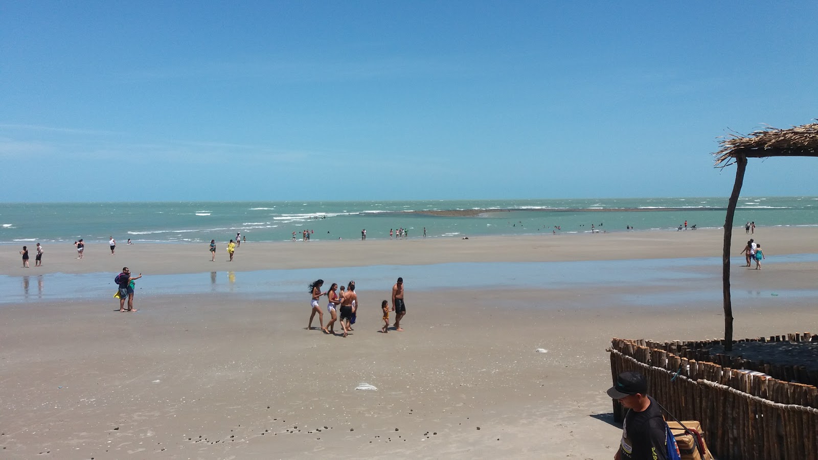 Praia de Maramar的照片 带有碧绿色纯水表面