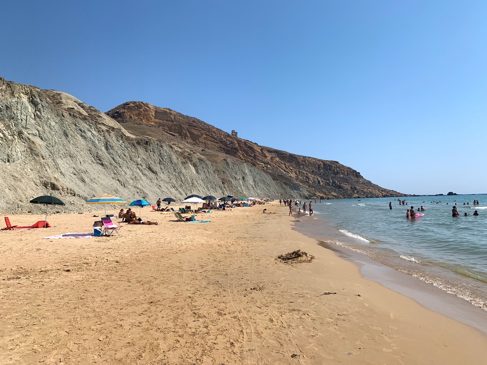 Fotografie cu La Spiaggetta cu o suprafață de nisip fin strălucitor