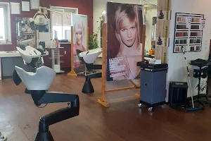 Elkes Hairdresser und Barber Shop image