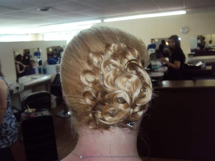 Angles Hair Salon 46307