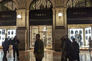 Prada Milano Galleria Uomo image