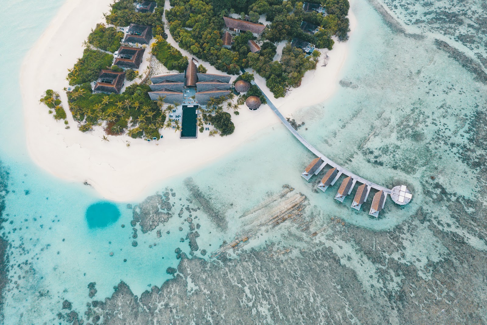 Movenpick Resort Island'in fotoğrafı geniş bir kıyı şeridi ile birlikte