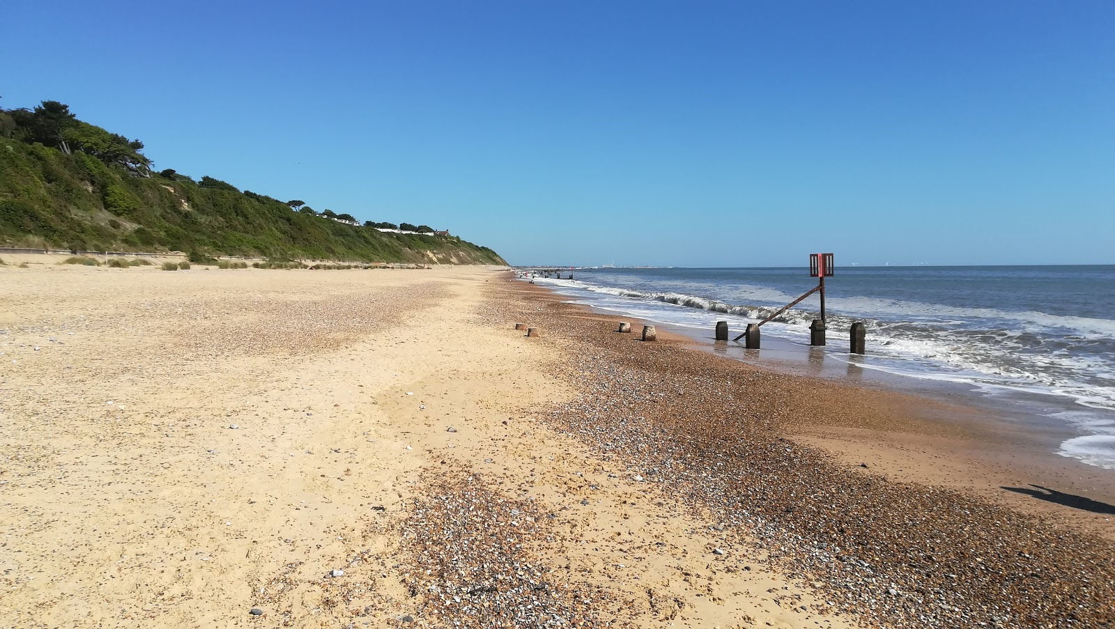Foto von Corton beach mit heller sand Oberfläche