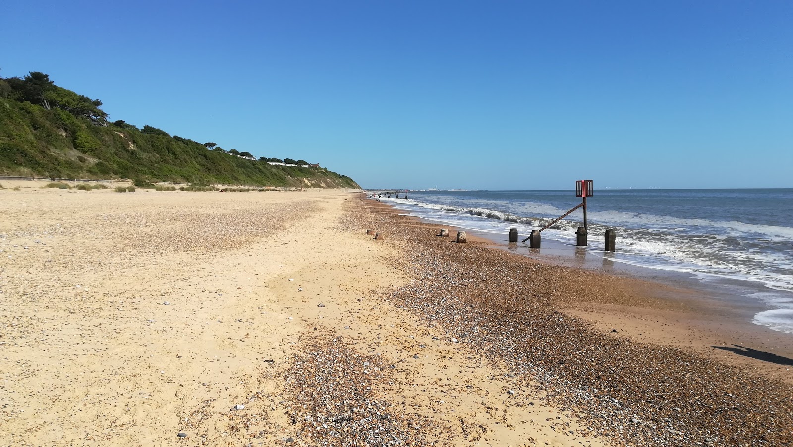 Foto af Corton beach med lys sand overflade