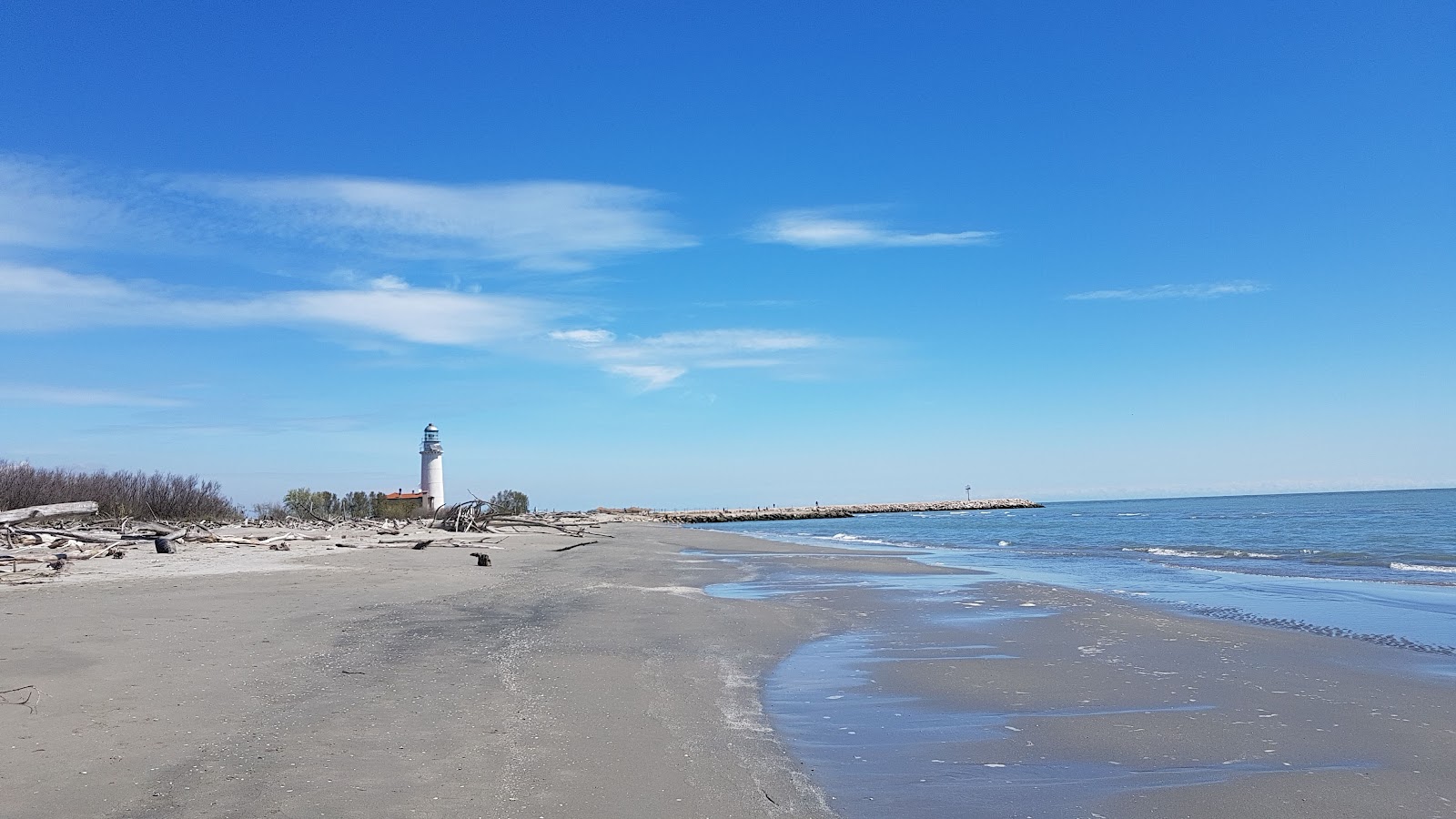 Foto de Spiaggia dell'Isola dell'Amore com água azul superfície
