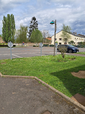 Parking de la Salle des Fêtes à Tournes