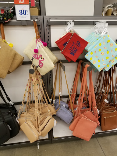 Clothing Store «Old Navy», reviews and photos, 90 Pleasant Valley St, Methuen, MA 01844, USA