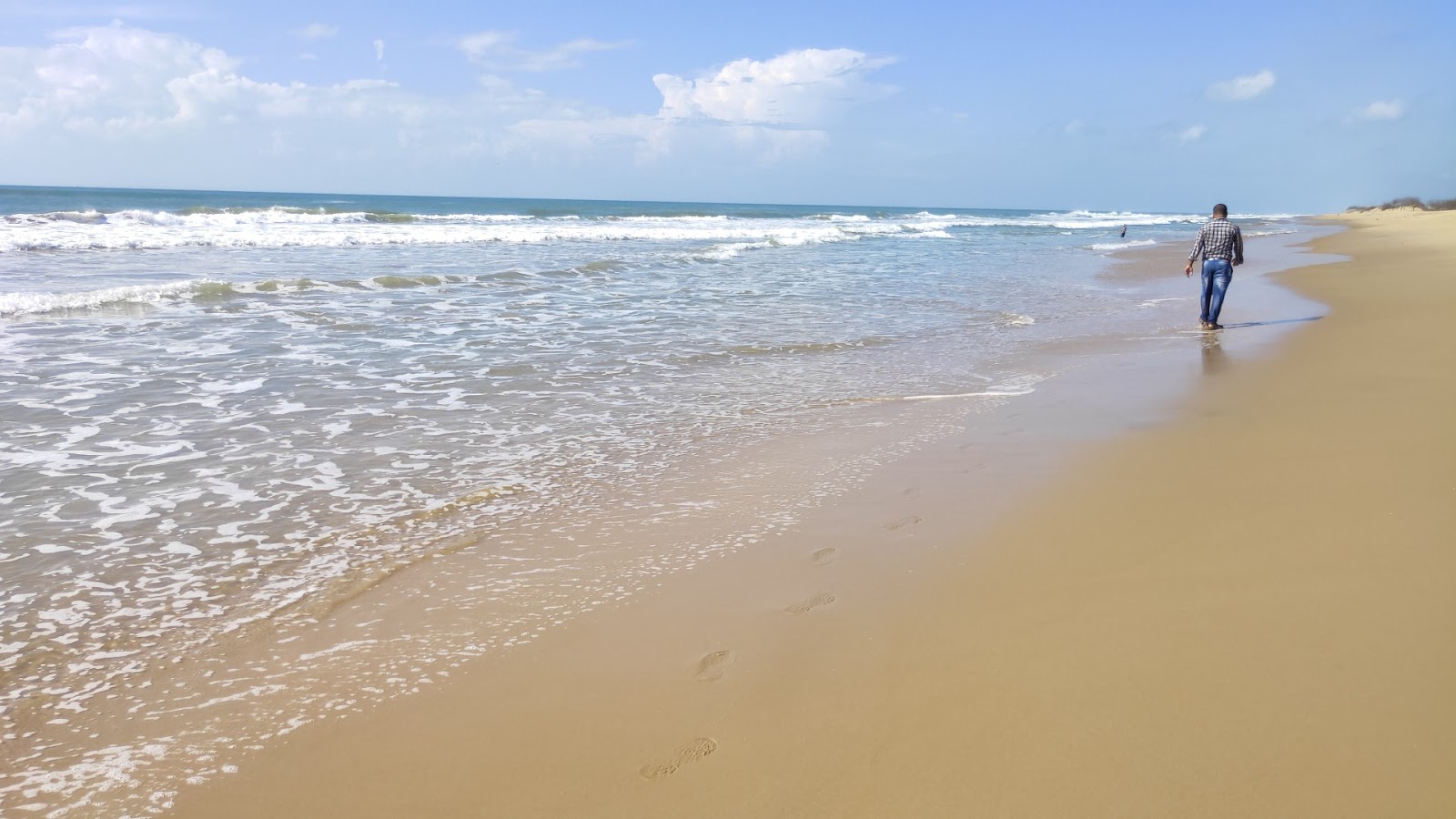 Singharapal Beach的照片 带有碧绿色纯水表面