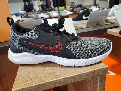 Shoe Store «DSW Designer Shoe Warehouse», reviews and photos, 43713 W Oaks Dr, Novi, MI 48377, USA