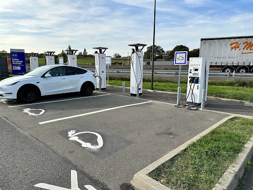 Borne de recharge de véhicules électriques IONITY Station de recharge Villaines-la-Gonais