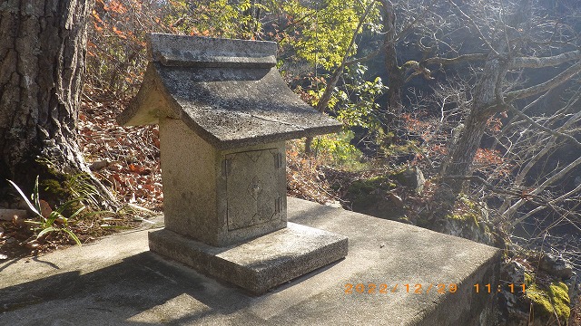 シブレ池の神社