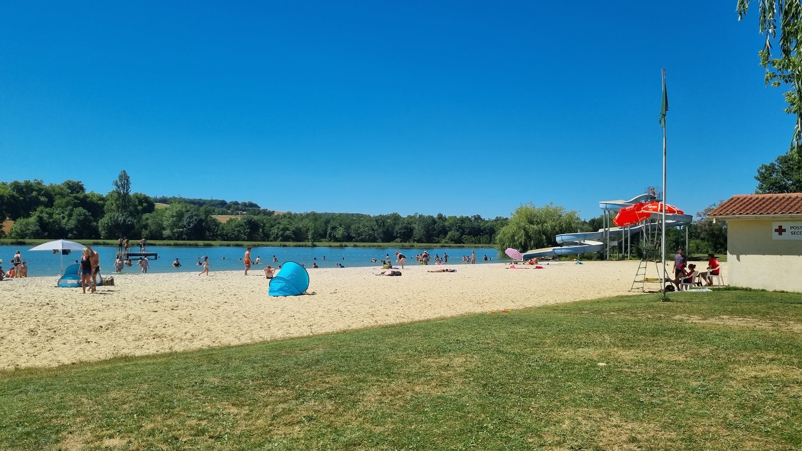 Foto von La plage de Verduzan mit beiger sand Oberfläche