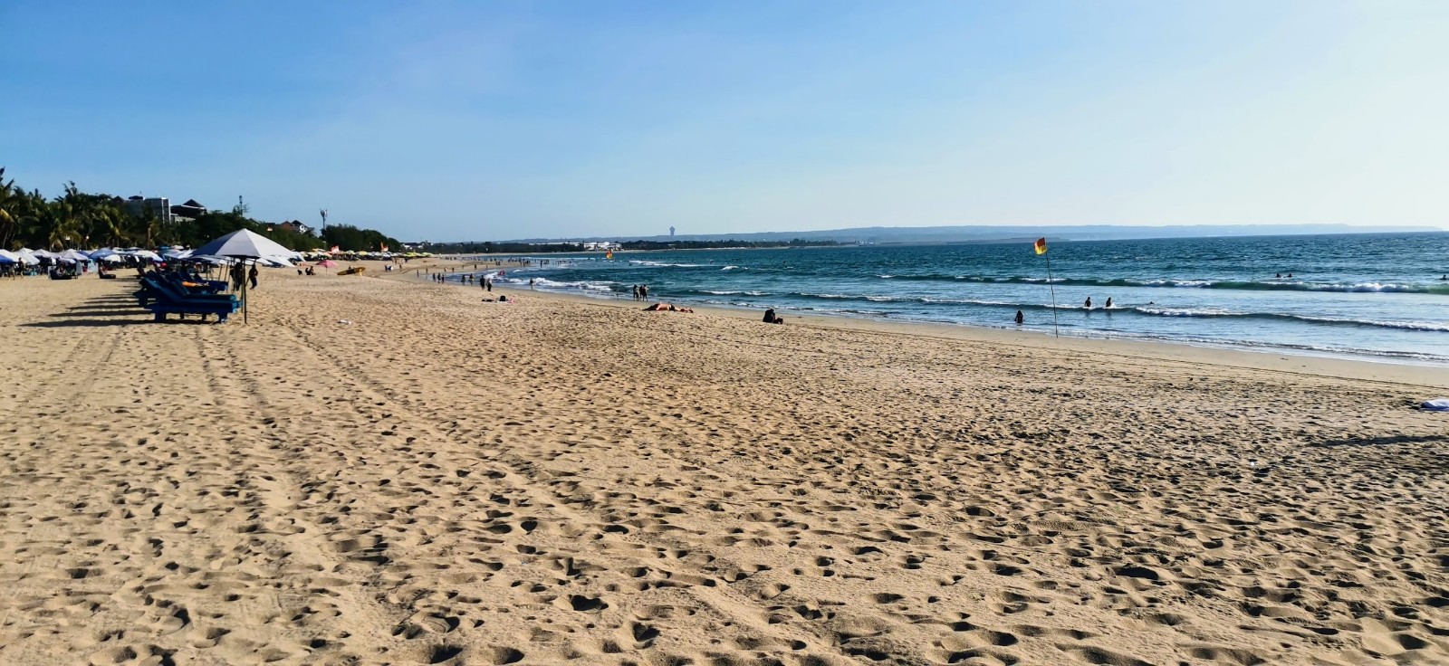 Foto von Doppel-Sechs-Strand mit heller feiner sand Oberfläche