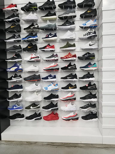 Shoe Store «Shoe Palace», reviews and photos, 8155 Camino Arroyo #13, Gilroy, CA 95020, USA