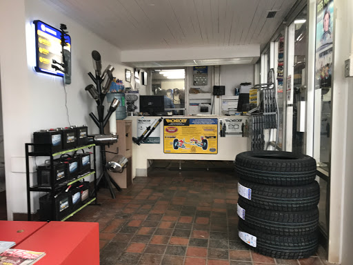 Speedy Auto Service Rosemere, 273 Boulevard Curé-Labelle, Rosemère, QC J7A 2H3, Canada, 