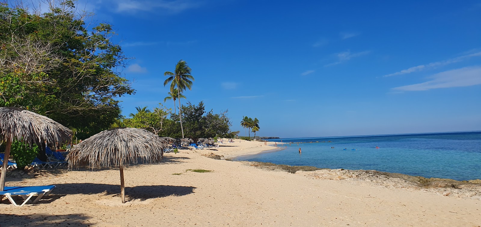 Playa Bani的照片 带有碧绿色纯水表面