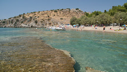 Paralia Kastraki'in fotoğrafı uçurumlarla desteklenmiş