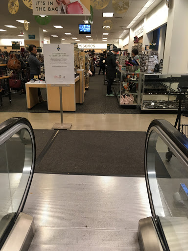 Department Store «Nordstrom Rack Chicago Avenue», reviews and photos, 101 E Chicago Ave, Chicago, IL 60611, USA