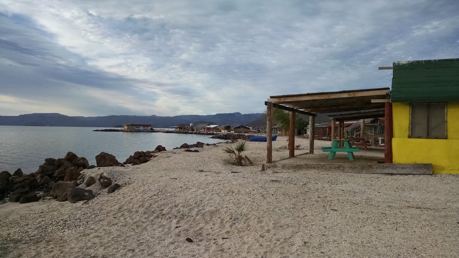 Fotografie cu Playa Los Naranjos zonă sălbatică