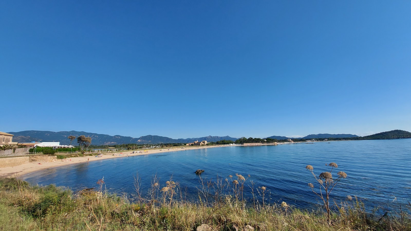 Foto di Spiaggia di Nora con una superficie del sabbia bianca