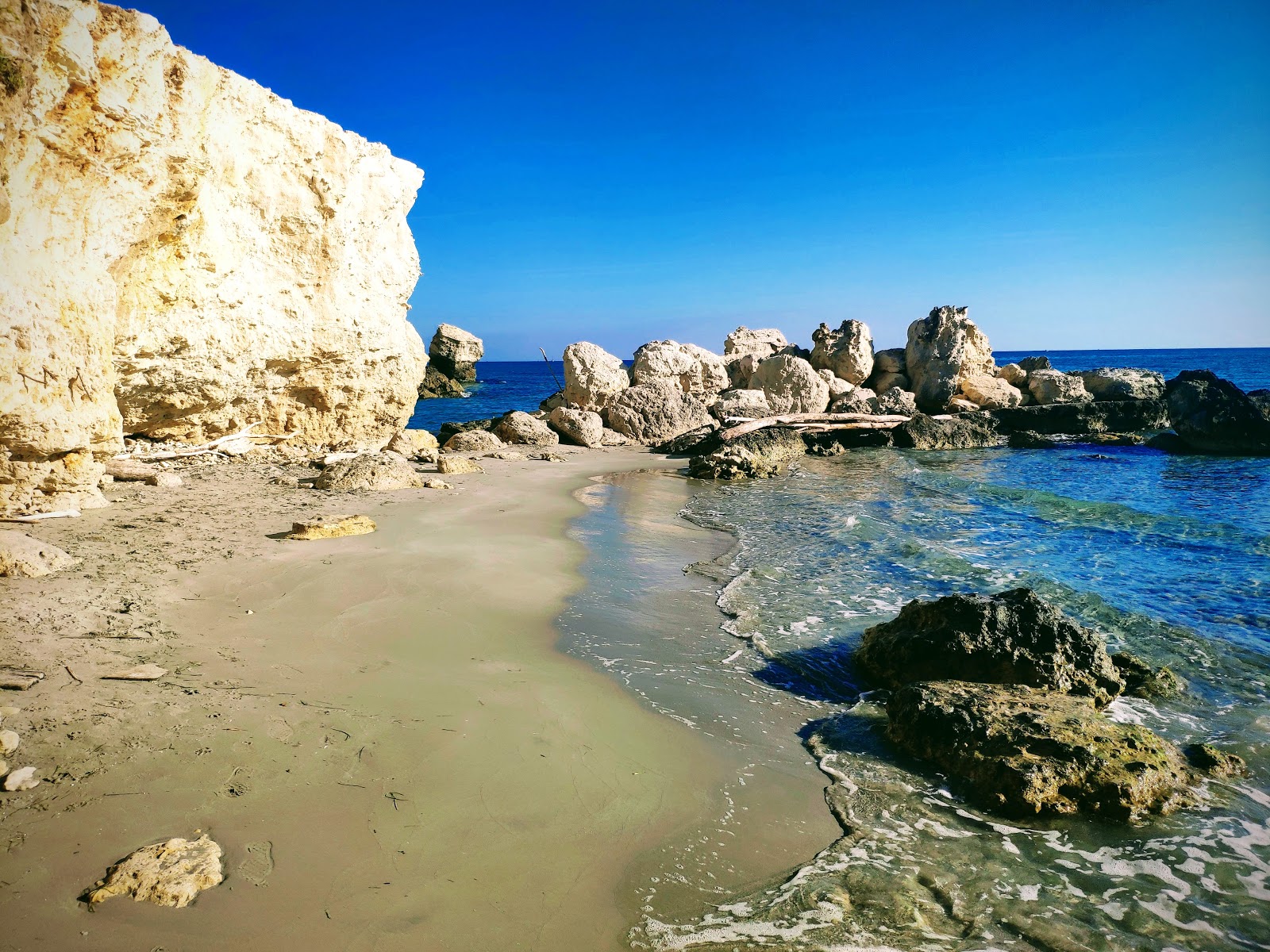 Fotografie cu Conca Specchiulla beach cu nivelul de curățenie scăzut