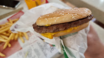 Cheeseburger du Restauration rapide McDonald's Wagram à Paris - n°8