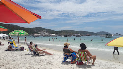 Praia dos Anjos'in fotoğrafı uçurumlarla desteklenmiş