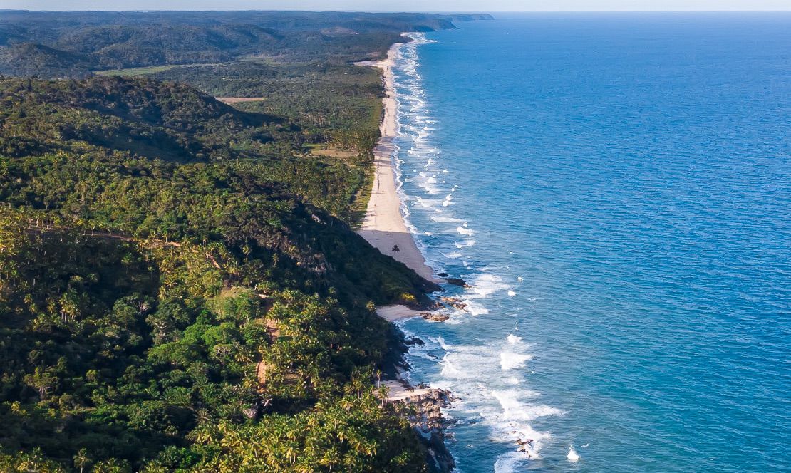 Photo de Praia do Pompilho entouré de montagnes