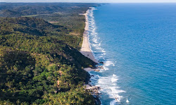 Photo de Praia do Pompilho entouré de montagnes