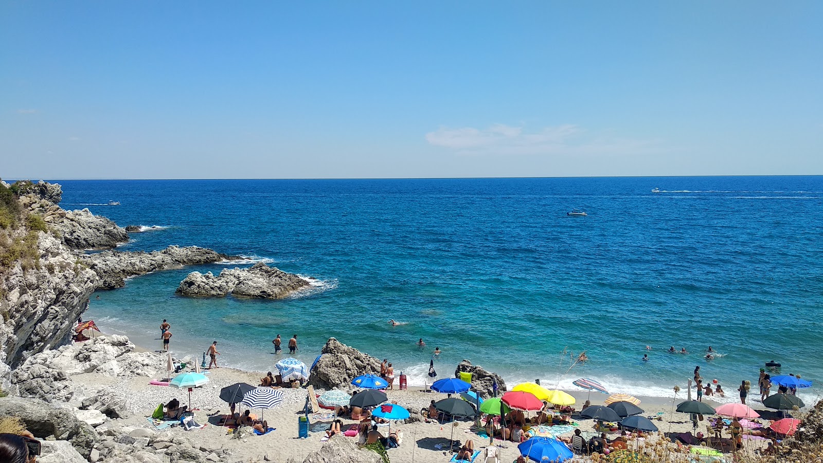 Fotografija Copanello Beach II z harmaa hiekka ja kivi površino