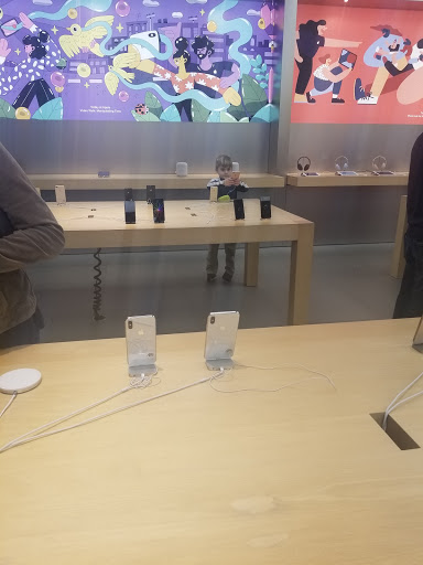 Computer Store «Apple Kenwood Towne Centre», reviews and photos, 7875 Montgomery Rd, Cincinnati, OH 45236, USA