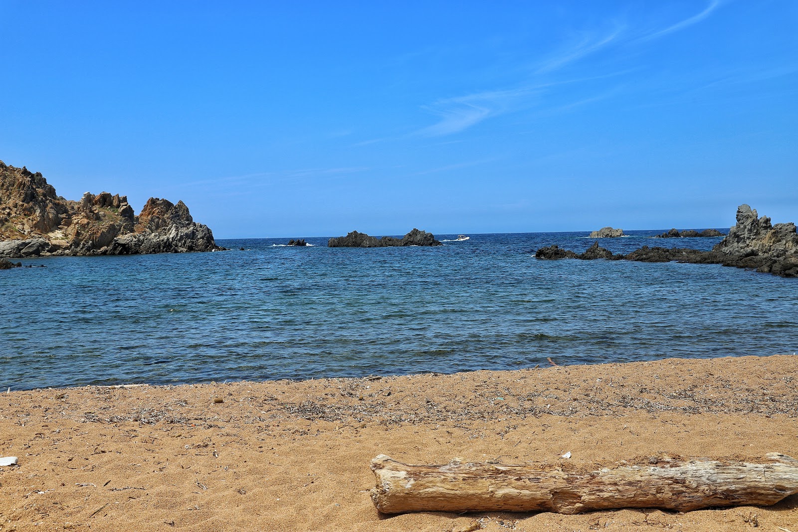 Foto de Spiaggia di Cala Faa localizado em área natural