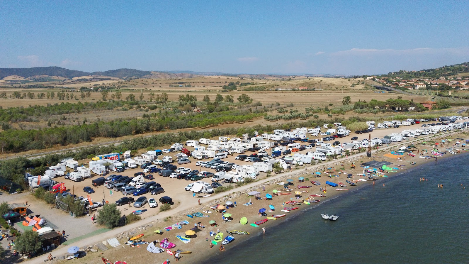 Fertilia Beach'in fotoğrafı - rahatlamayı sevenler arasında popüler bir yer