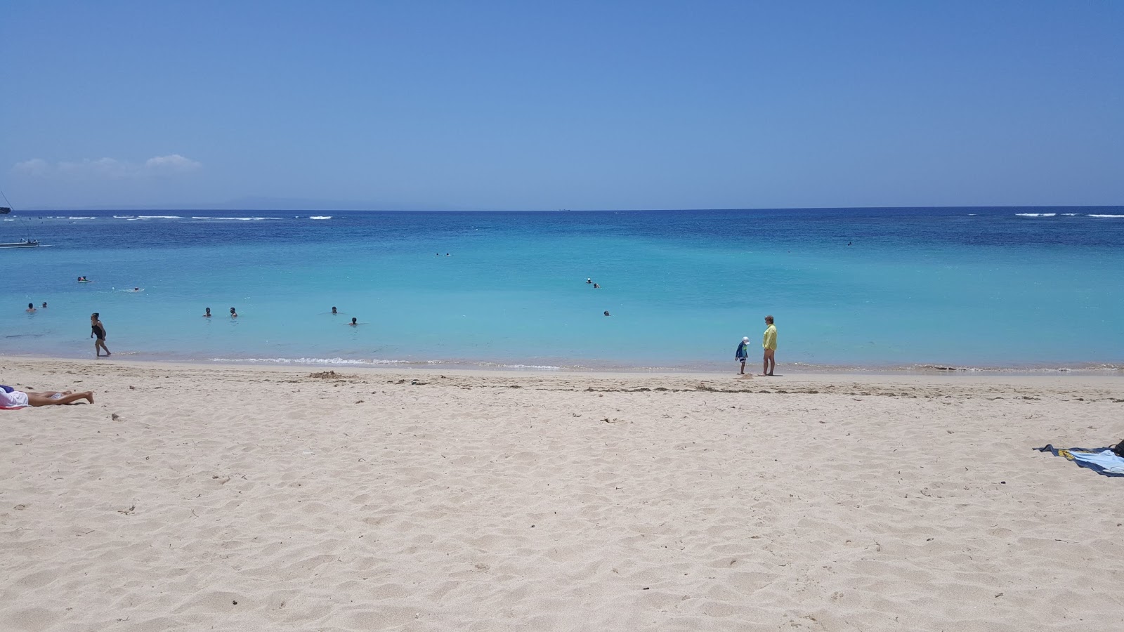 Kedonganan Beach的照片 带有碧绿色纯水表面