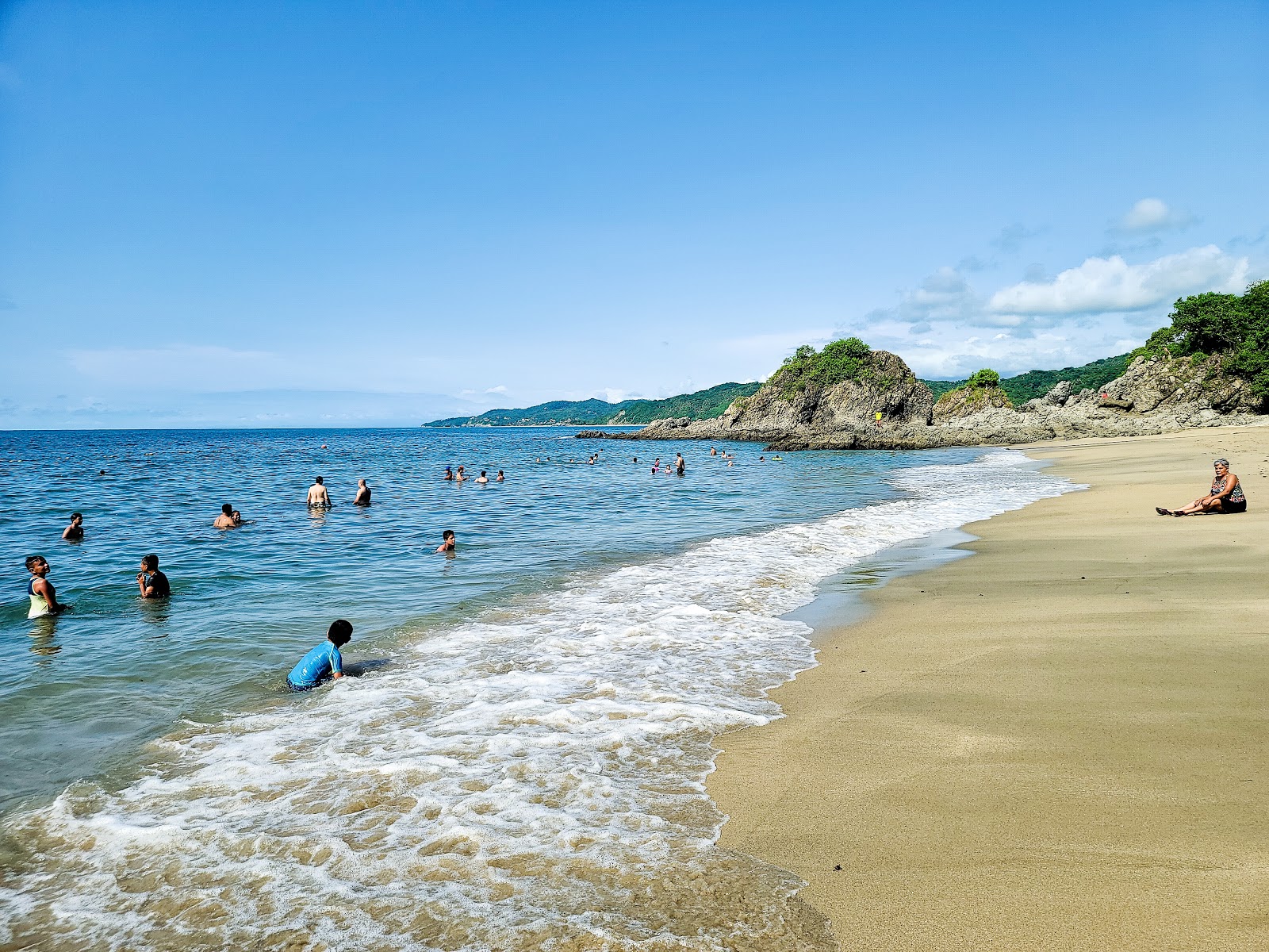 Zdjęcie Muertos beach z powierzchnią niebieska czysta woda