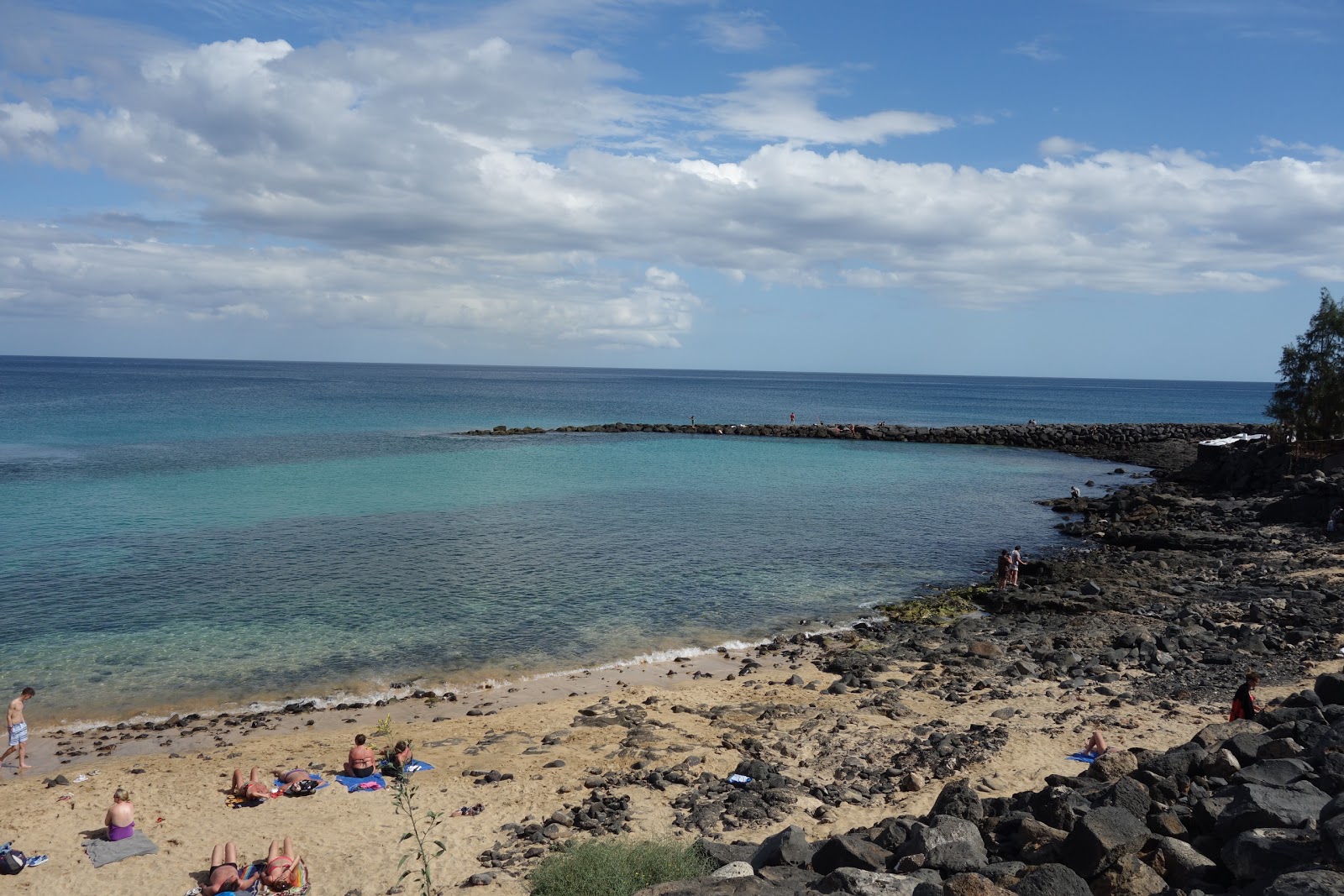 Playa El Ancla的照片 带有碧绿色纯水表面