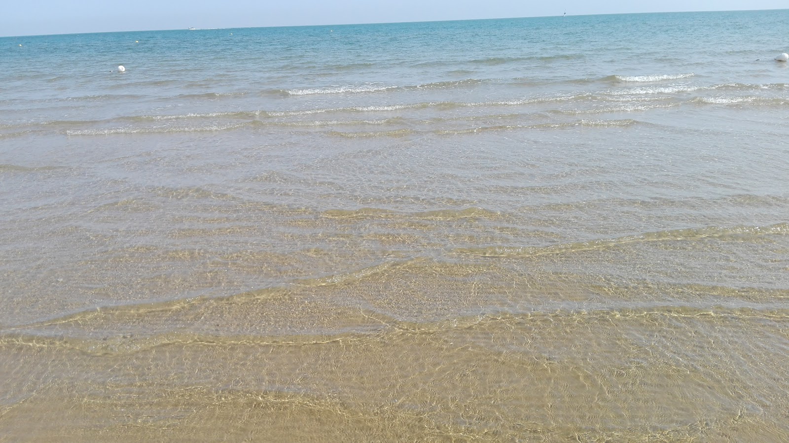 Foto di Spiaggia di Crovatico sorretto da scogliere