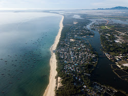Photo de Tam Tien Beach avec rivage droit, long