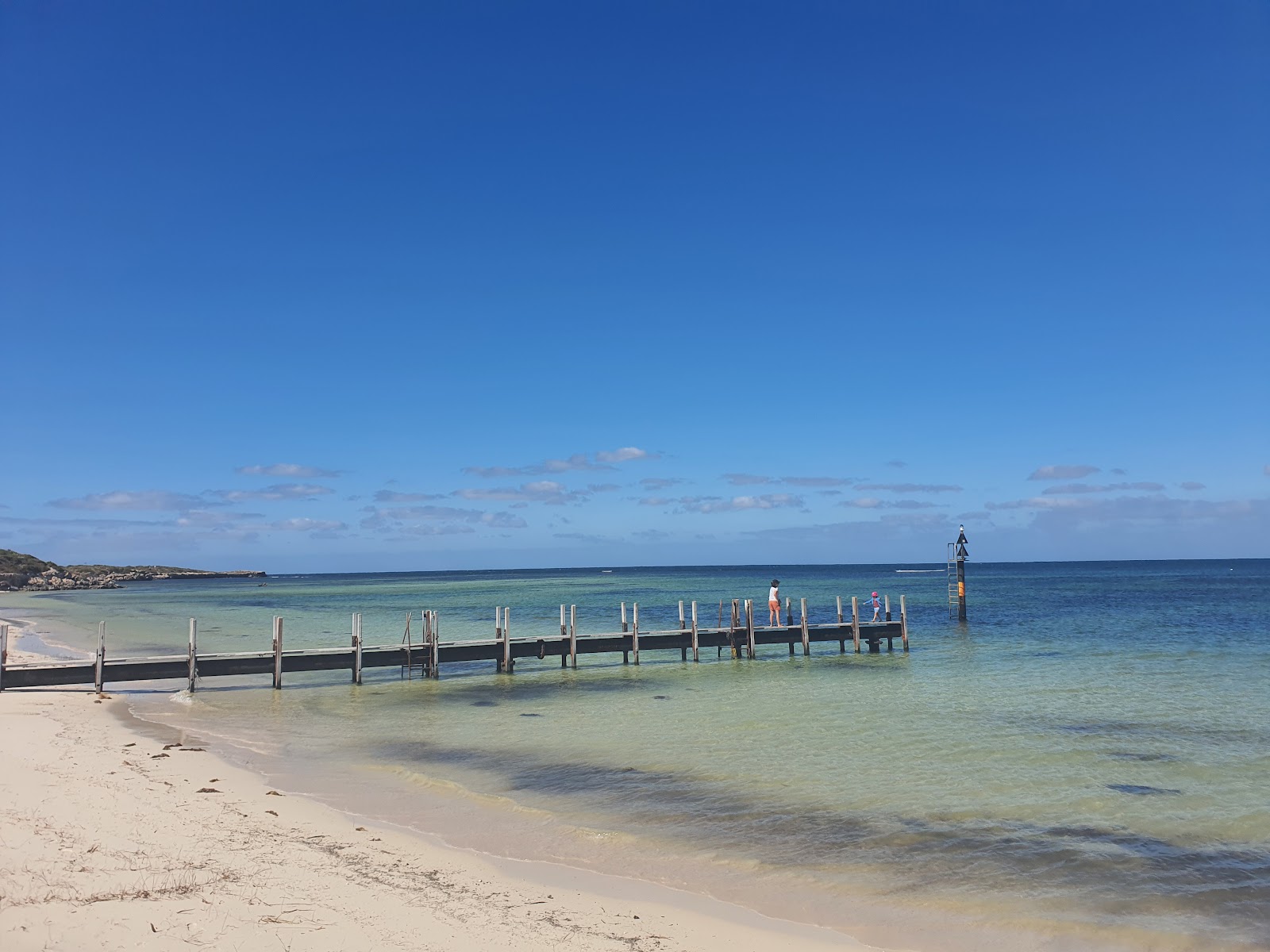 Foto de Rocky Bay Beach com praia espaçosa