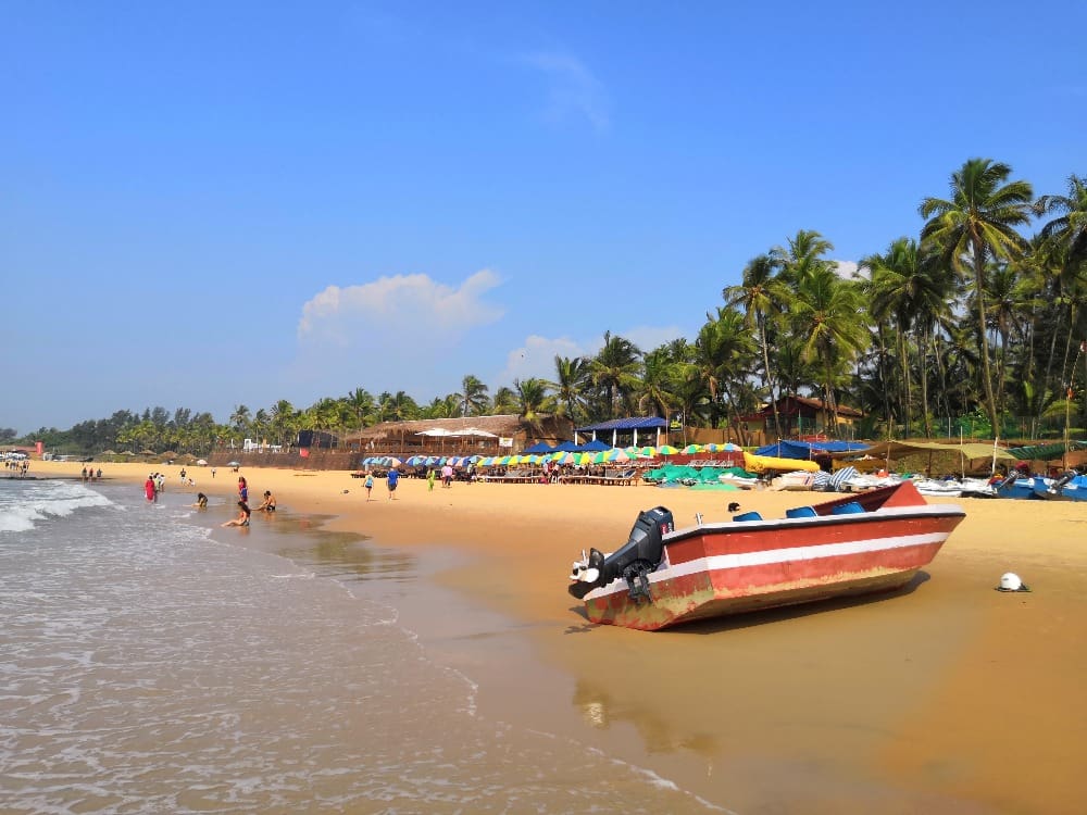 Photo de Baga Beach avec l'eau turquoise de surface