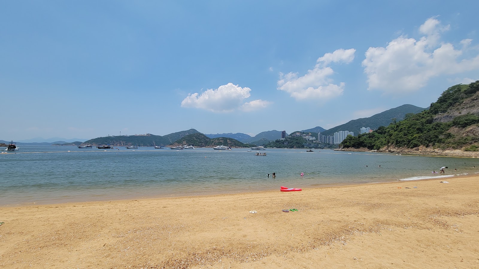 Foto di South Bay Beach sorretto da scogliere