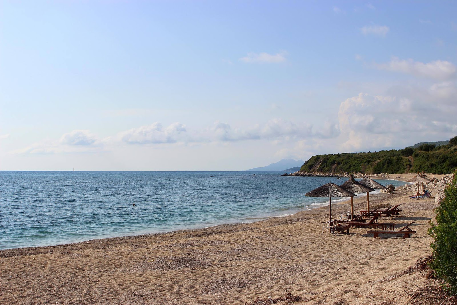 Foto von Limniona Beach mit grauer sand Oberfläche
