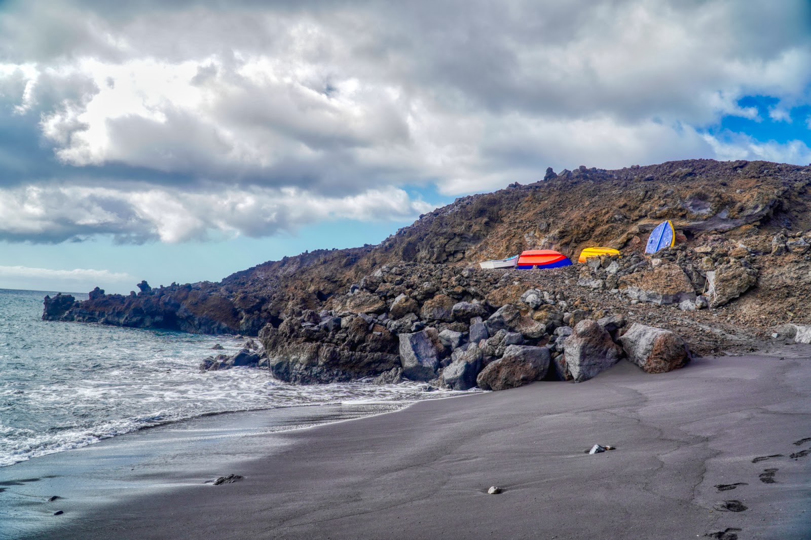 Foto van Playa de Maschalani met zwart zand oppervlakte