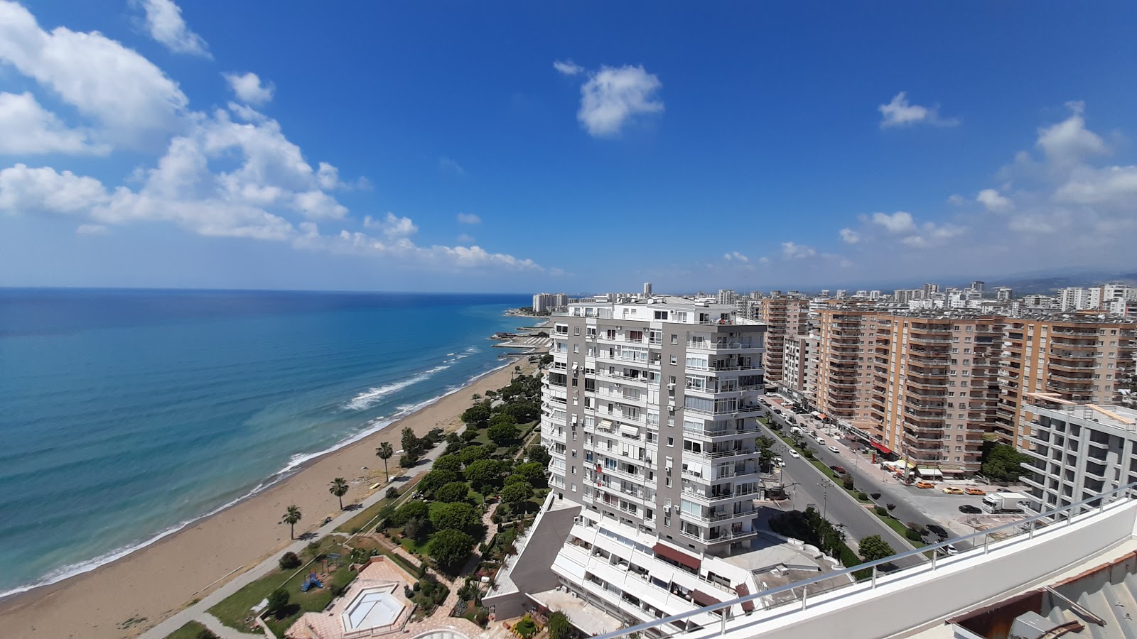 Foto di Soli beach con una superficie del sabbia luminosa