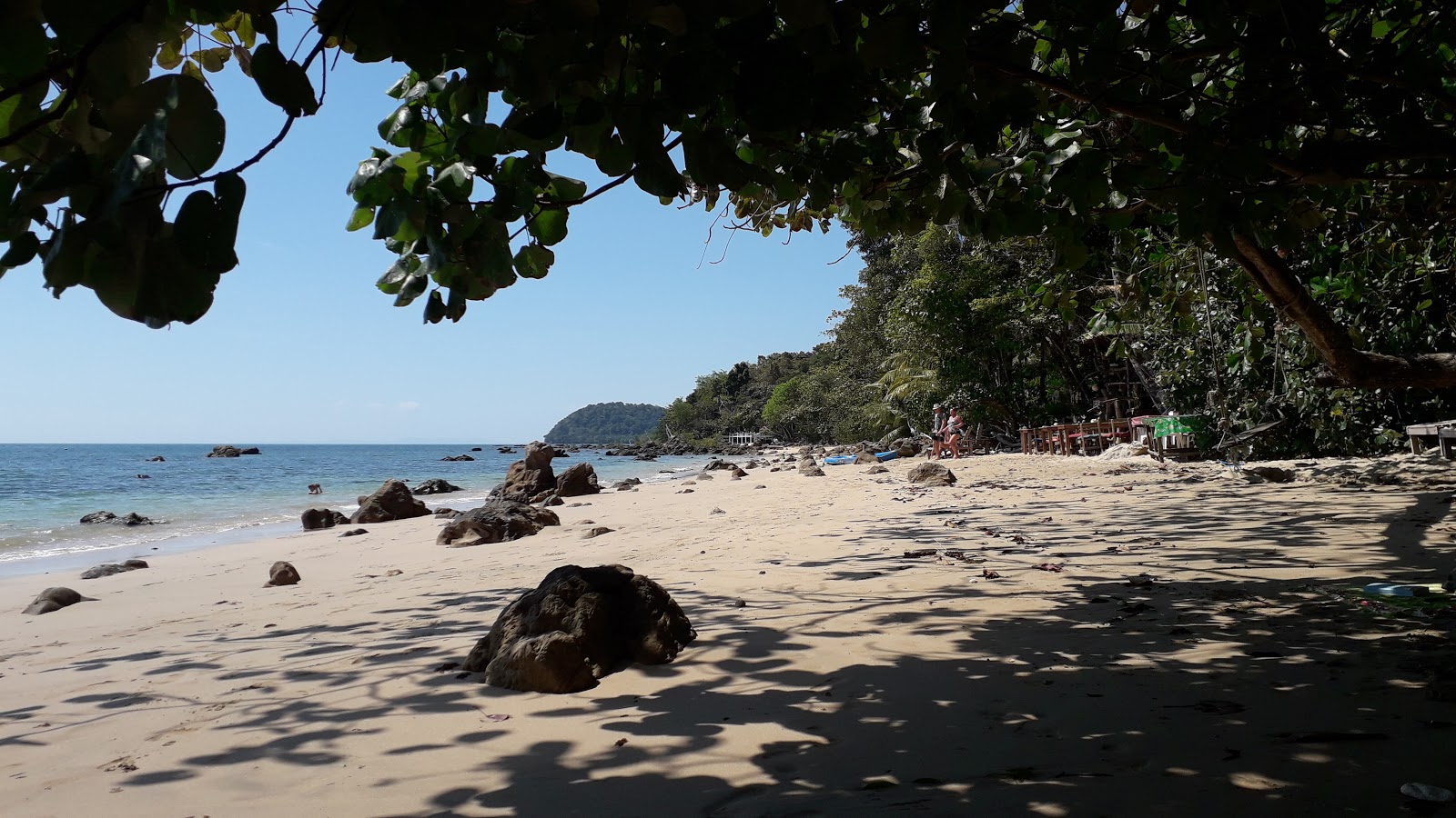 Foto af Koh Jum Beach bakket op af klipperne