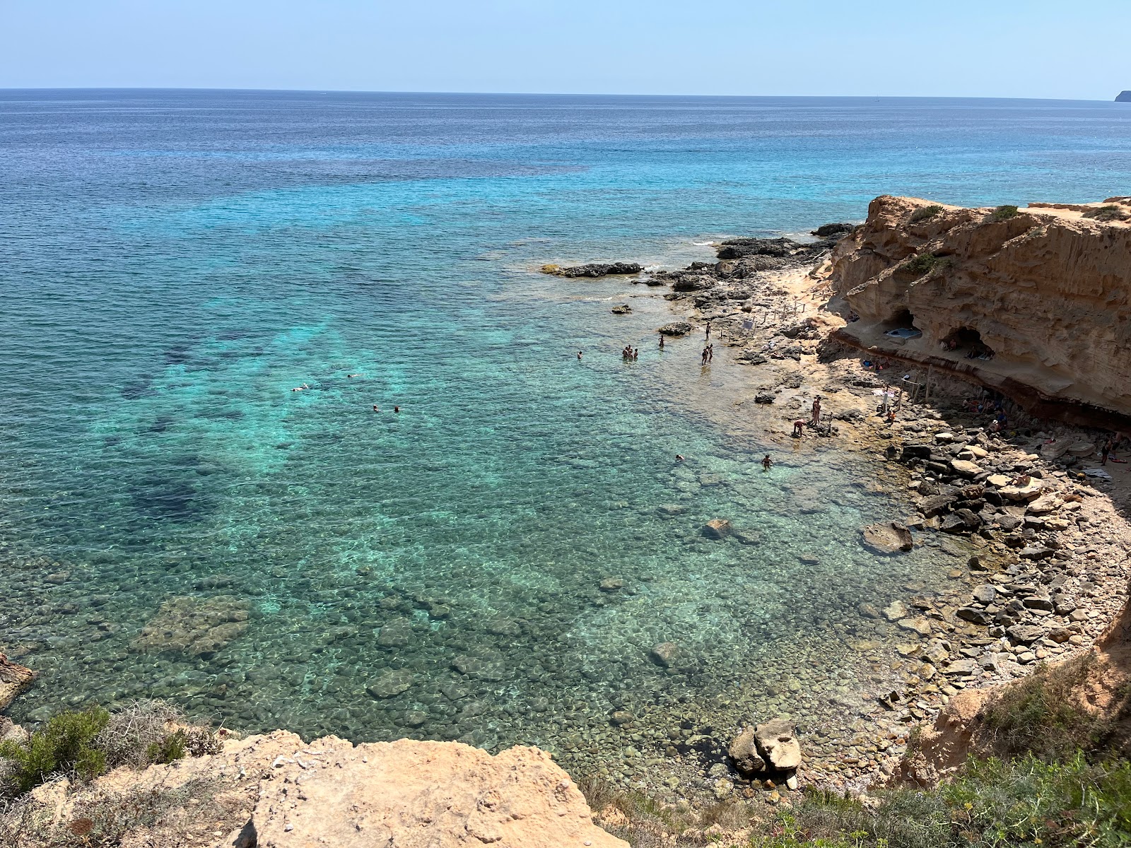 Cala en Baster'in fotoğrafı küçük koy ile birlikte