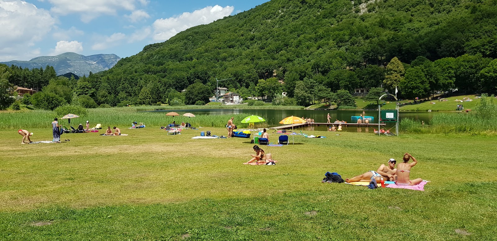 Foto von Lago di Lagolo Beach mit gras Oberfläche