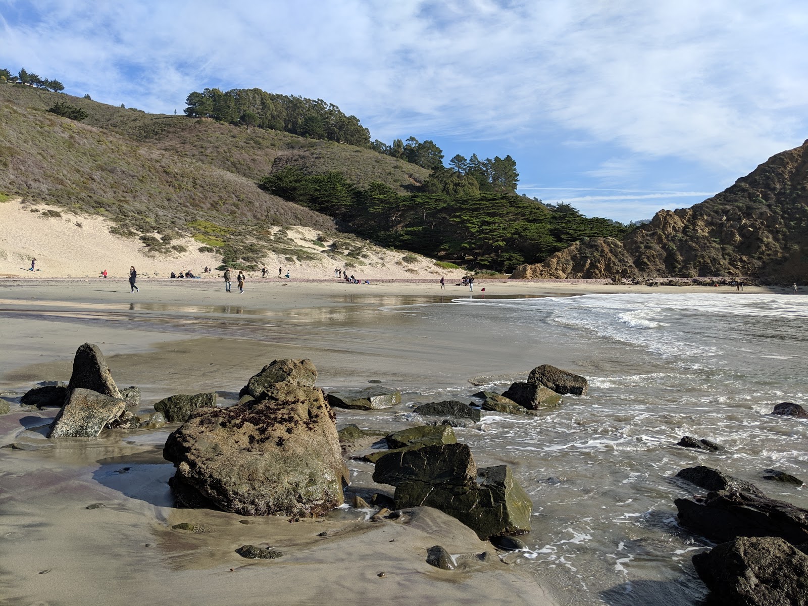 Fotografie cu Pfeiffer Beach cu o suprafață de apa pură turcoaz