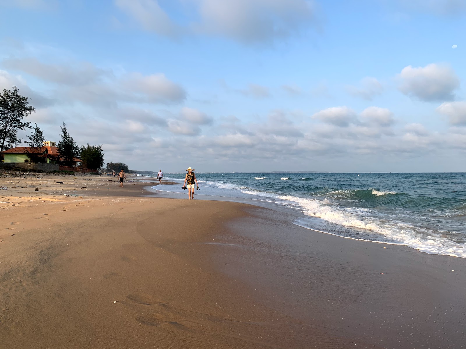 Photo de Phan Thiet Beach avec rivage droit, long