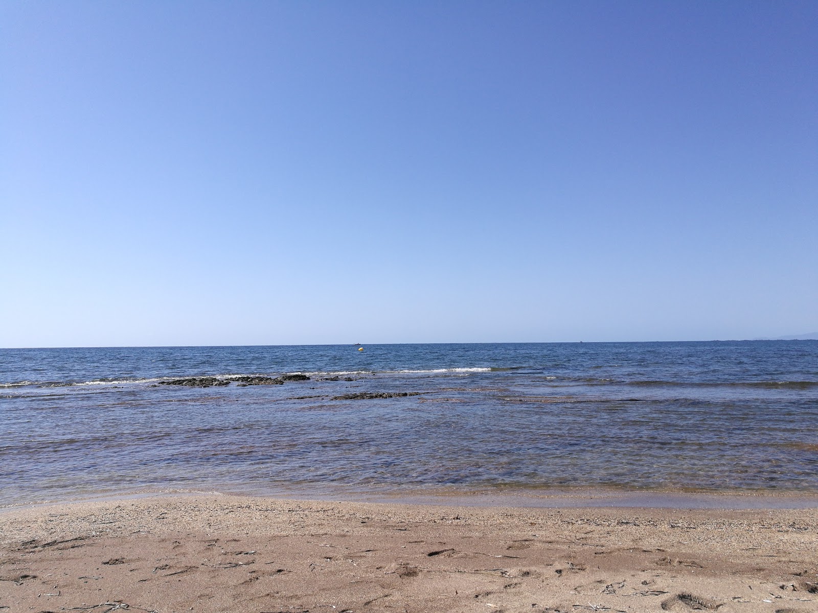 Foto de Playa de la Cola con parcialmente limpio nivel de limpieza